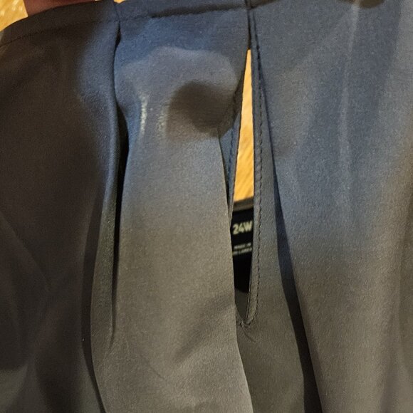 24W Grey blouse with keyhole opening and partial zipper back - Picture 3 of 3